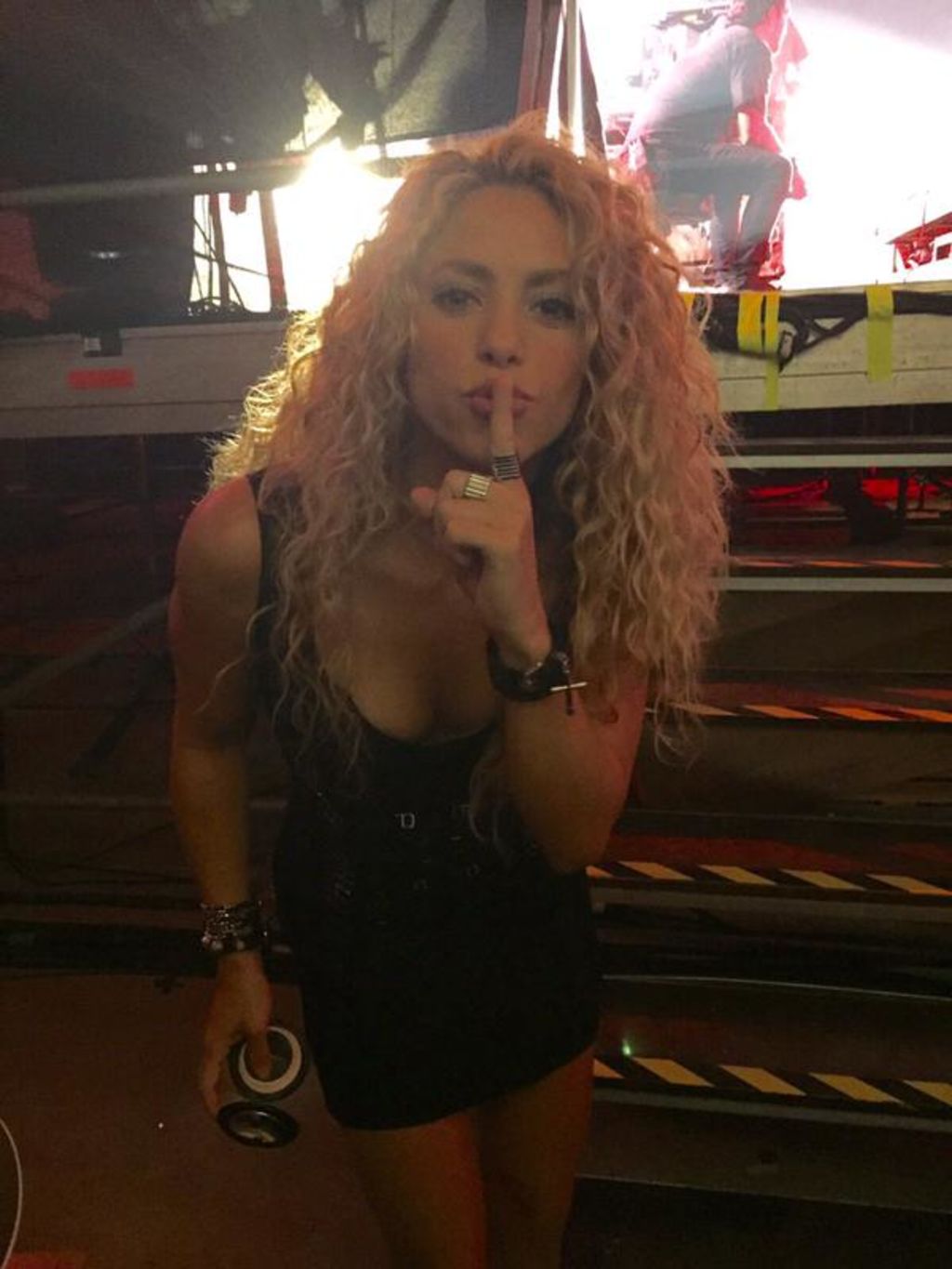 Shakira compartió una foto antes de subir al escenario. (Twitter)