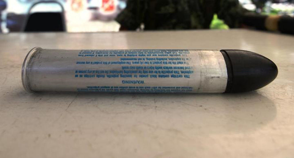 Arma. El proyectil es de gas y es del tipo utilizado para dispersar manifestaciones.