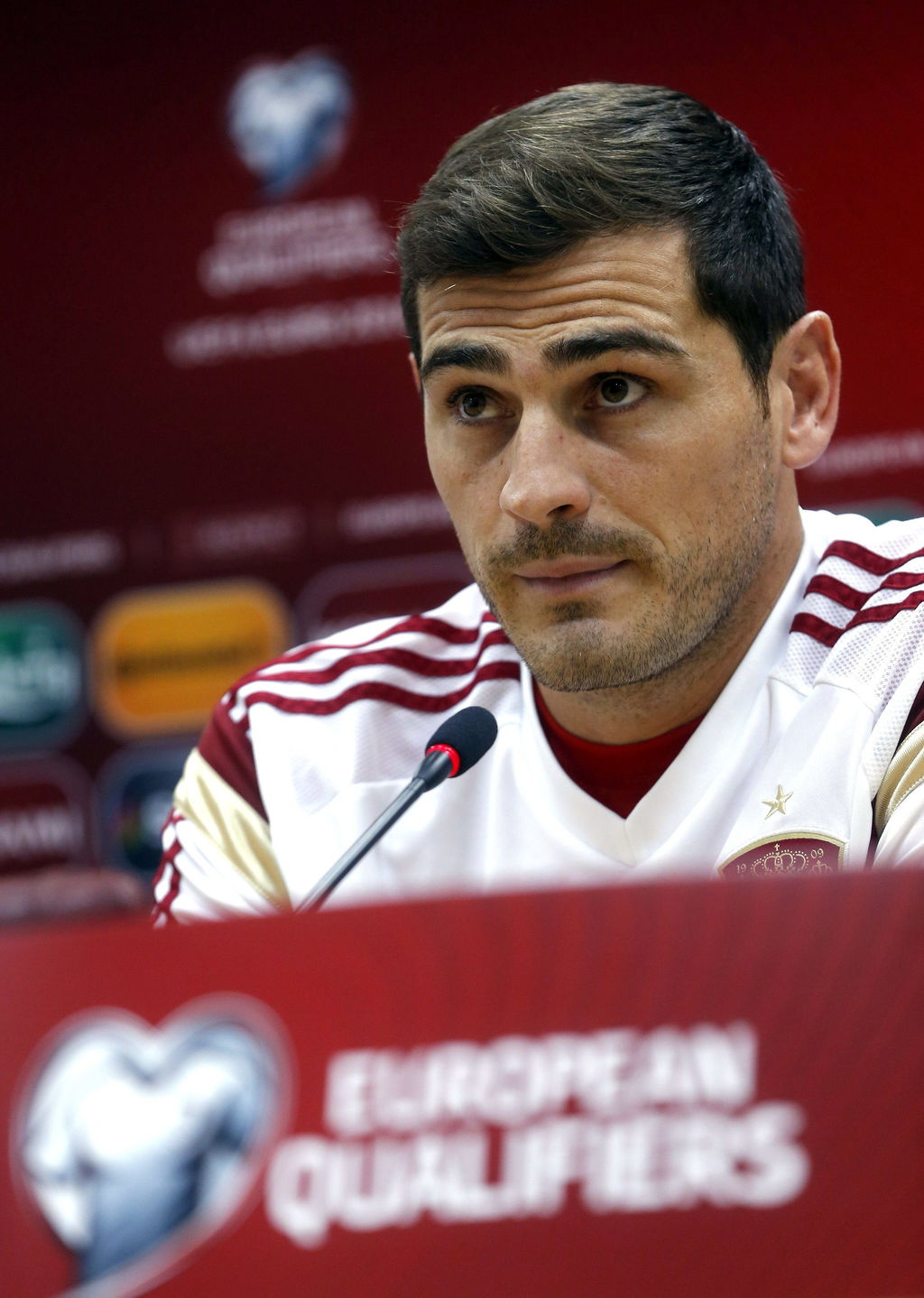 'Estoy feliz por capitanear cien veces a la selección. Ojalá venga muchas más y pueda seguir representando a España', añadió Casillas. (EFE)