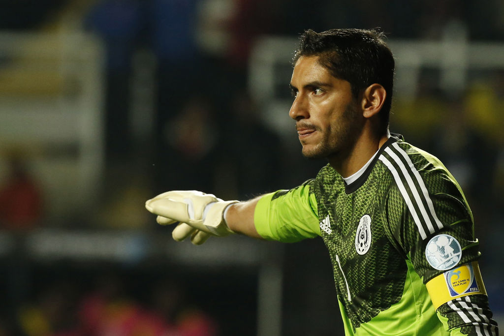 El portero Jesús Corona aceptó que su ausencia en la selección mexicana se debió al bajo nivel que ha mostrado con Cruz Azul. (ARCHIVO)