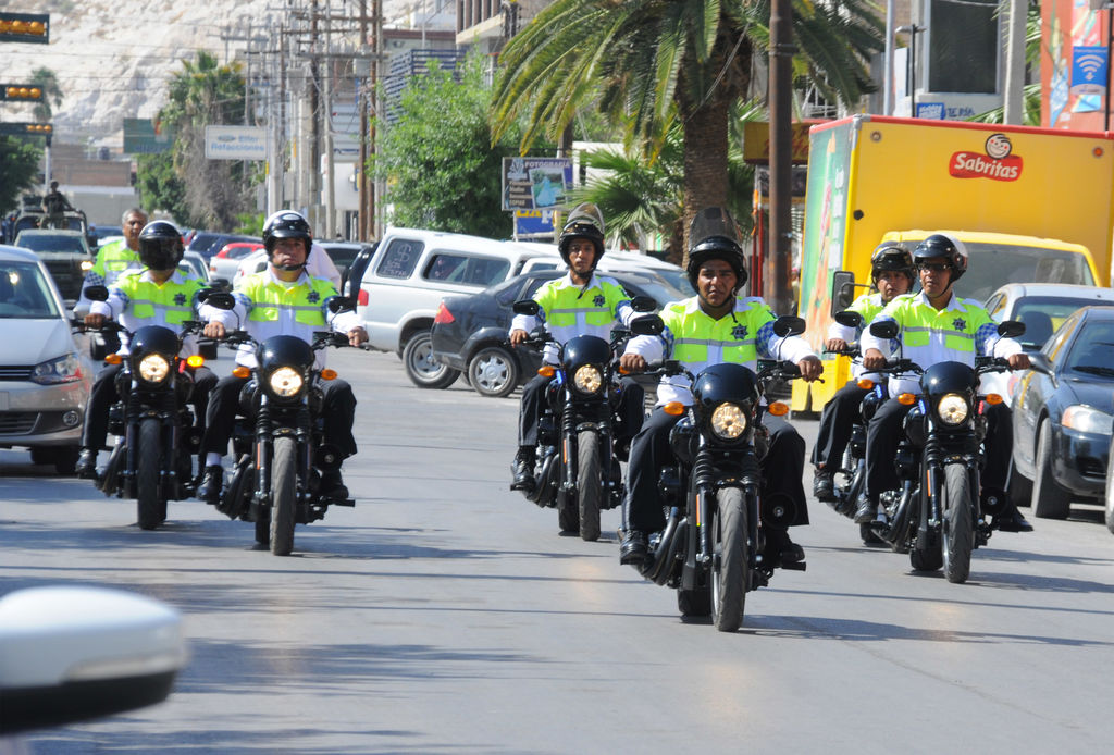 Ya entregaron las Harley Davidson. Policías Viales de Torreón recibieron 19 nuevas  motocicletas de esta marca,  además de 5 patrullas que cuentan con equipo de video-cámaras. (JESÚS GALINDO)