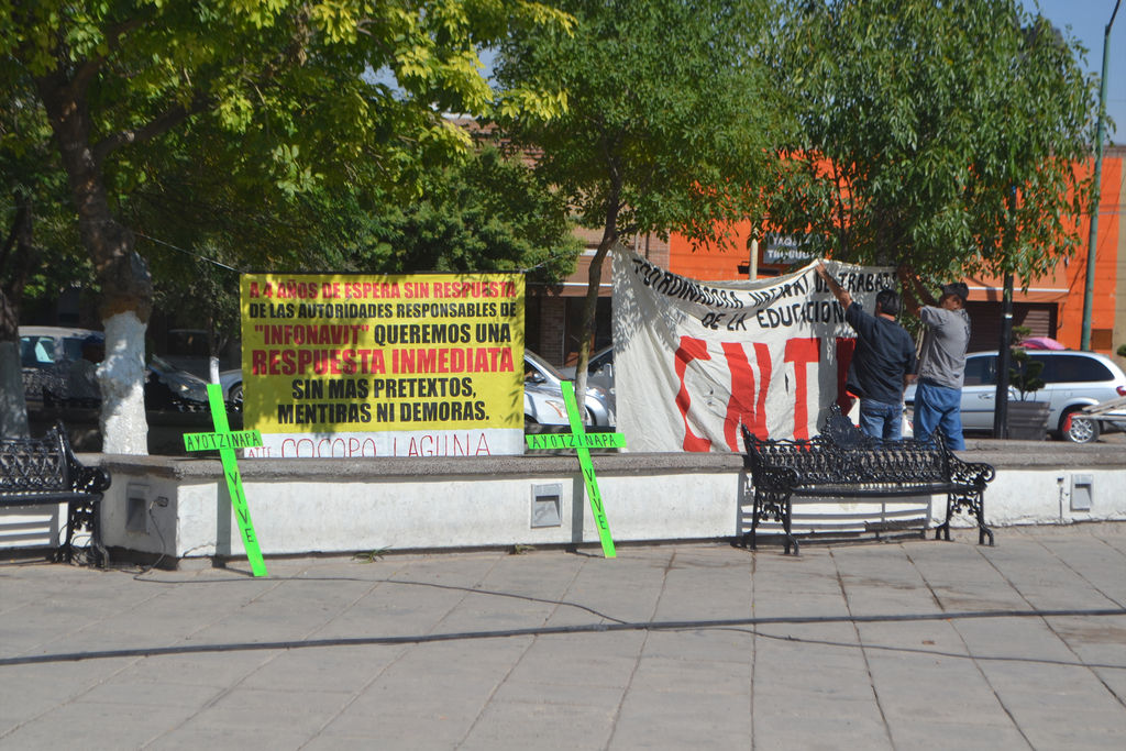 Protestan. El Consejo Coordinador Obrero Popular colocó mantas en la Plaza de Armas para pedir una respuesta al Infonavit. (EL SIGLO DE TORREÓN)