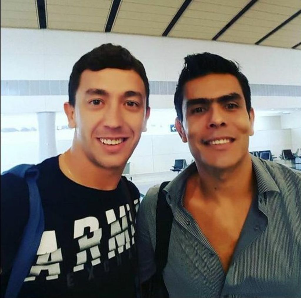 Agustín Marchesín coincidió en el avión con Oswaldo Sánchez, y la foto que se tomaron la compartió Marchesín en su cuenta de Instagram. (Especial)
