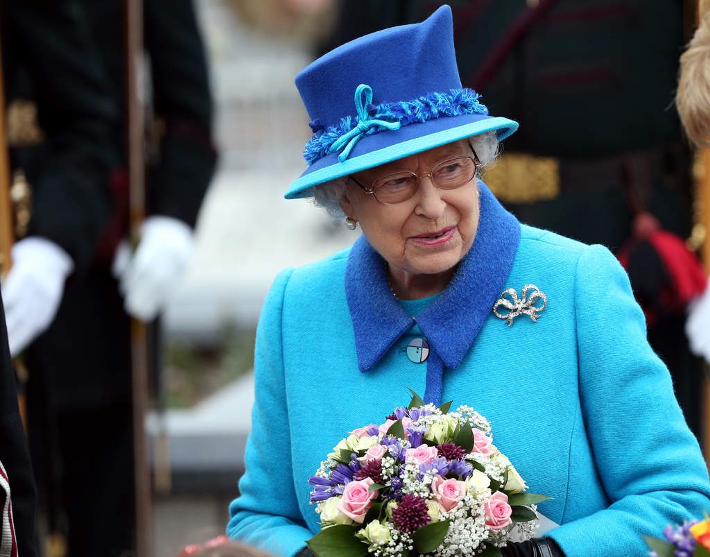 Fiesta. La Casa Real británica no tenía previsto festejar esta efemérides de la reina Isabel II, pero la gente salió a celebrar con ella. (EFE)