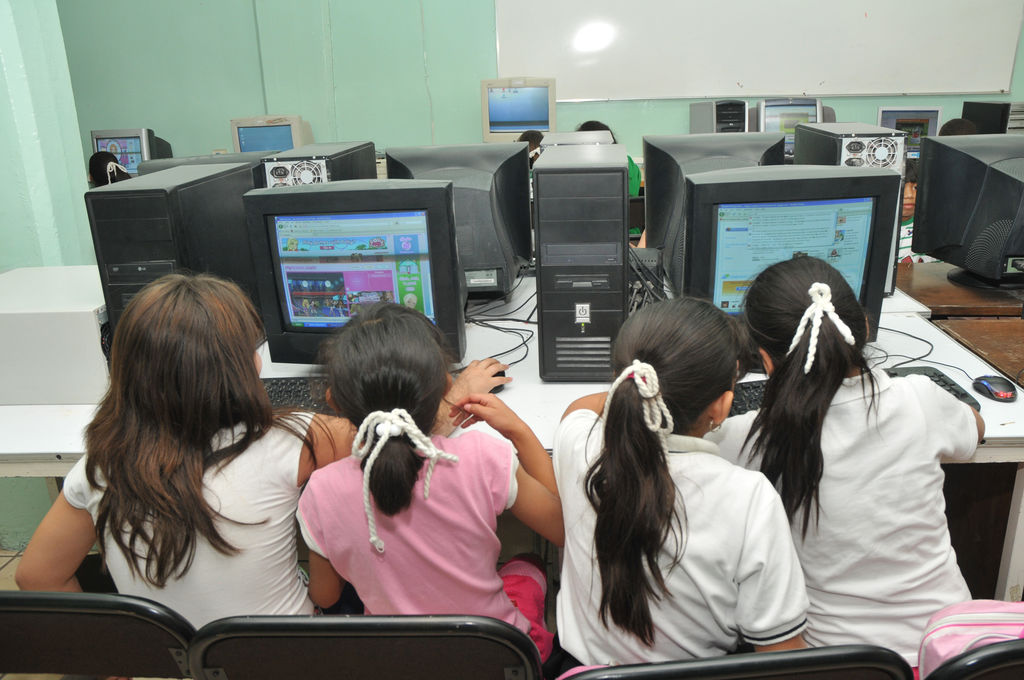 Internet brinda herramientas e información que contribuyen a la operación de las escuelas y al desarrollo de la labor docente, pero también puede convertirse en el acceso a los delincuentes que buscan aprovecharse de los menores de edad (ARCHIVO)