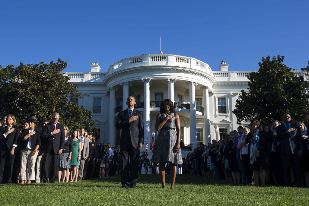 Junto a los Obama, participaron en el minuto de silencio unos 200 trabajadores y altos funcionarios de la Casa Blanca, entre ellos el portavoz del presidente, Josh Earnest, las asesoras Susan Rice y Valerie Jarrett, y el jefe de gabinete, Denis McDonough. (EFE)