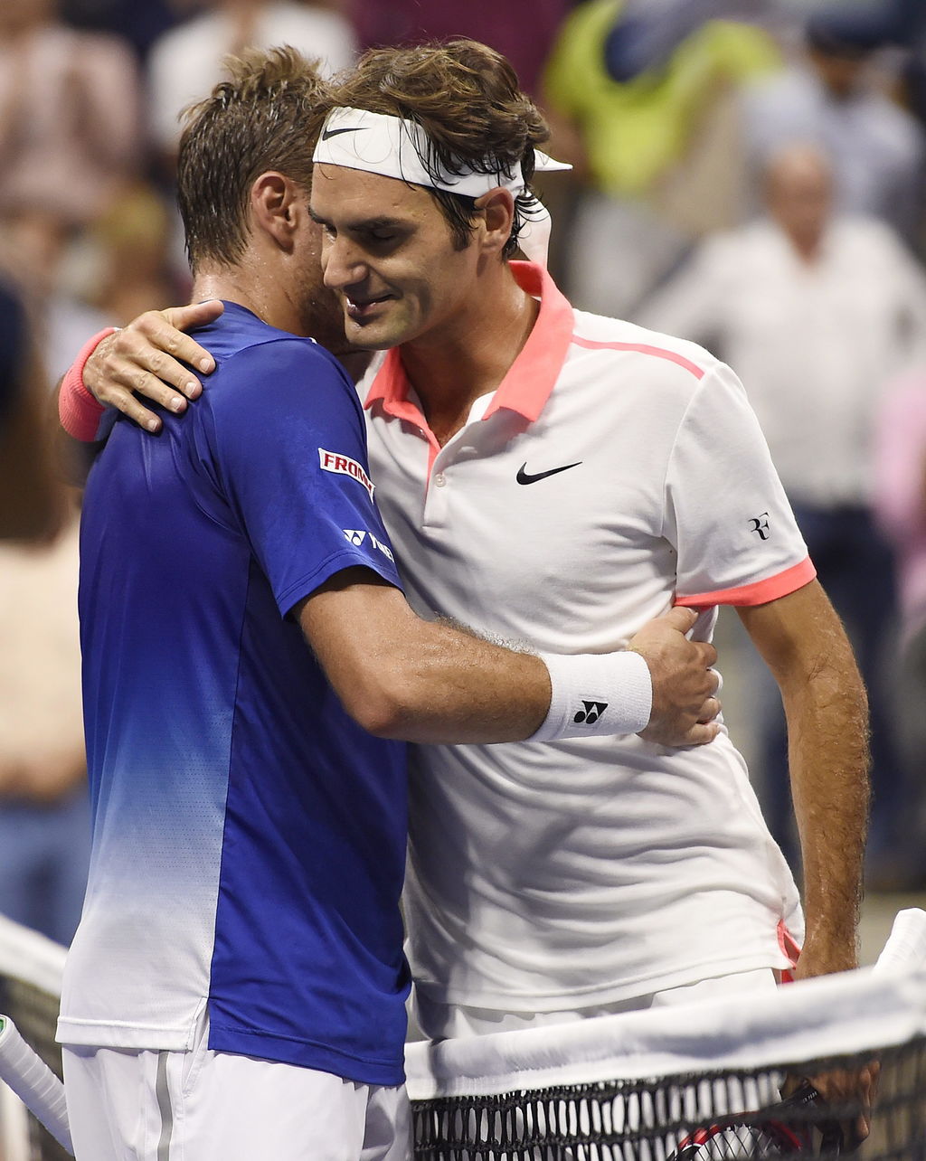 El duelo de tenistas suizos en las semifinales del Abierto de Estados unidos cayó del lado del veterano Roger Federer, el número dos del mundo, que venció por 6-4, 6-3 y 6-1 a Stan Wawrinka, quinto cabeza de serie.