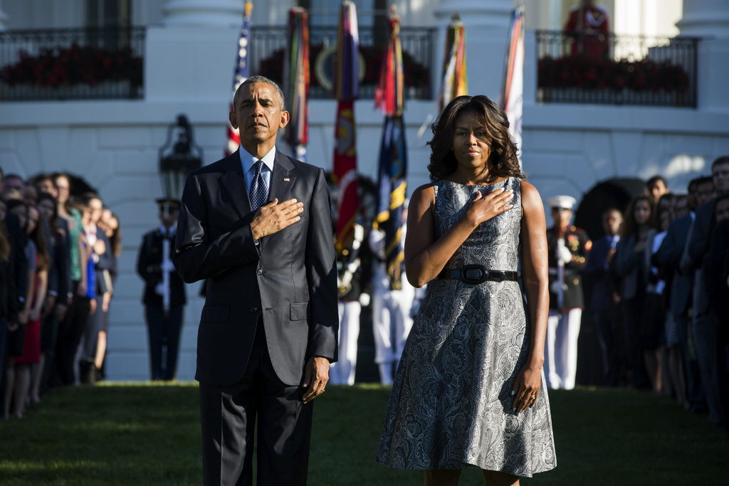 Acto.  Barack Obama, y su mujer, Michelle, escuchan el himno nacional en una ceremonia por las víctimas del 11S en la Casa Blanca.     