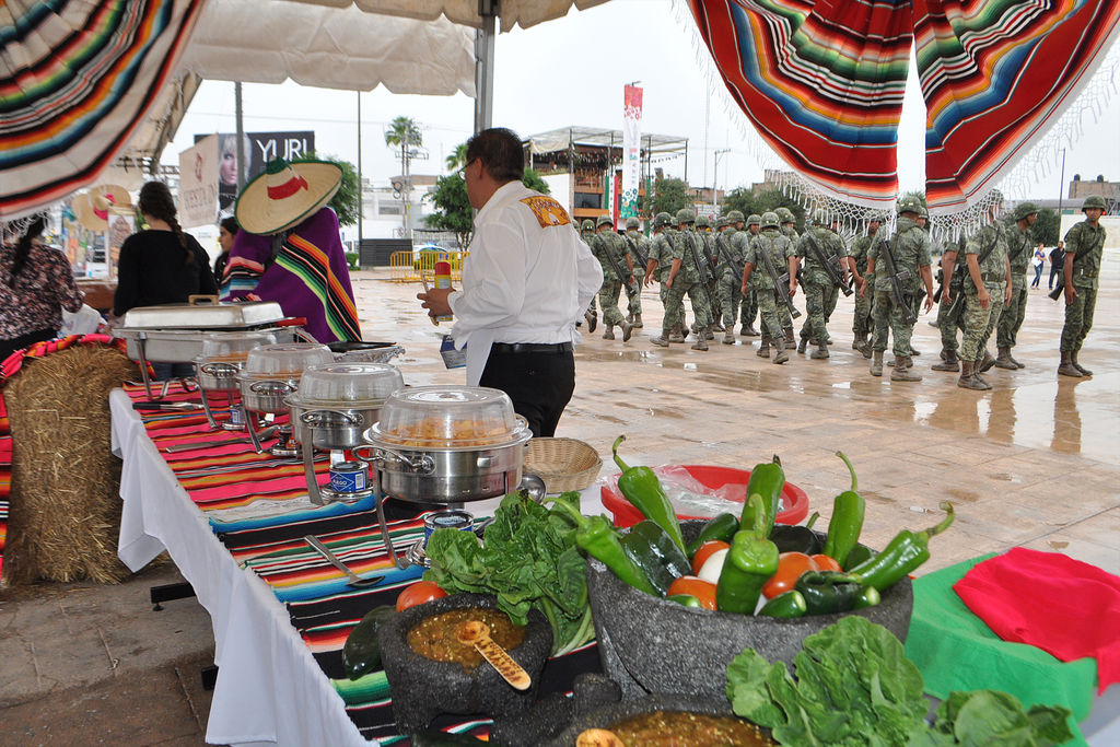 Fiestas Patrias. Ayer celebraron el aniversario de la ciudad con una muestra gastronómica en la Plaza Mayor. (FABIOLA P. CANEDO)