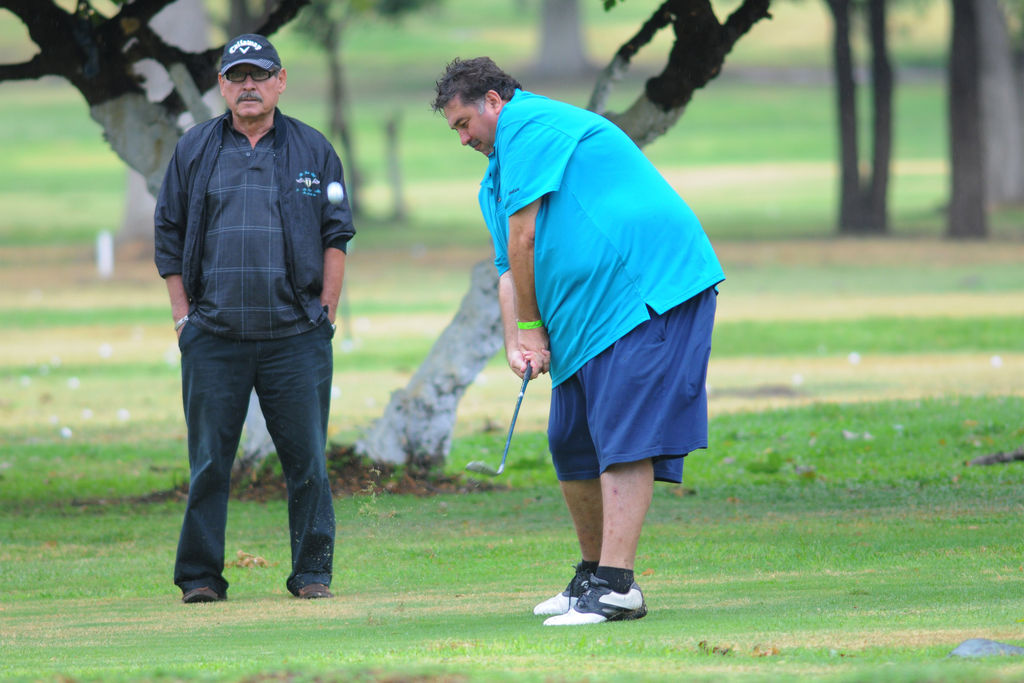 La lluvia que cayó en las primeras horas del viernes, no afectó a los golfistas que toman parte en la tradicional competencia. 