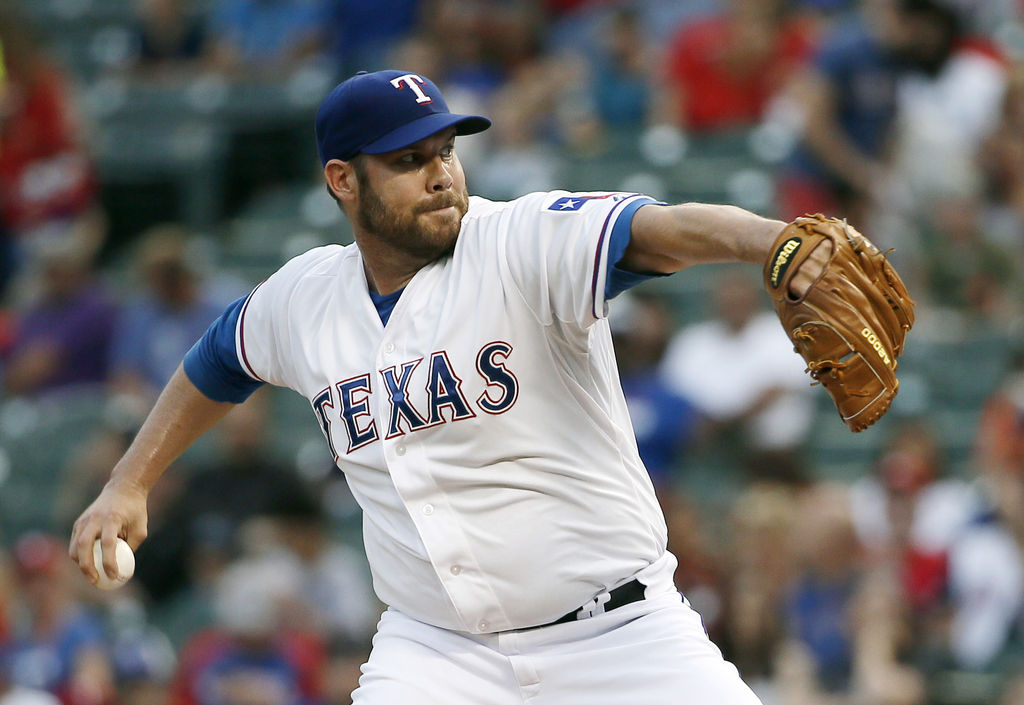 Colby Lewis tuvo una gran actuación anoche en la victoria de los Rangers. El abridor retiró en orden a los primeros 21 bateadores. 