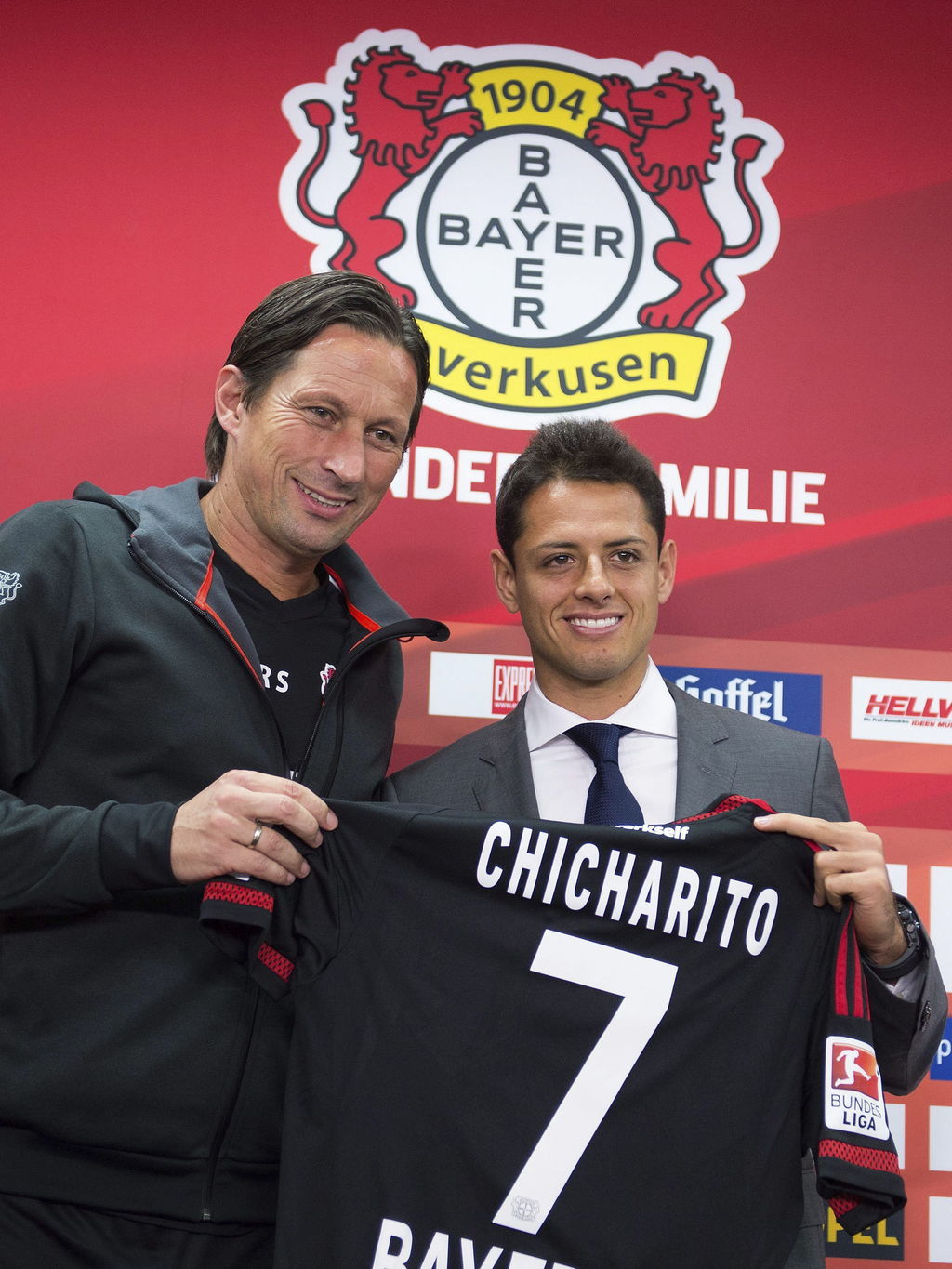 El entrenador Roger Schmidt (izq) anticipó que ‘Chicharito’ (der) estaría en la banca para el partido ante Darmstadt. (EFE)