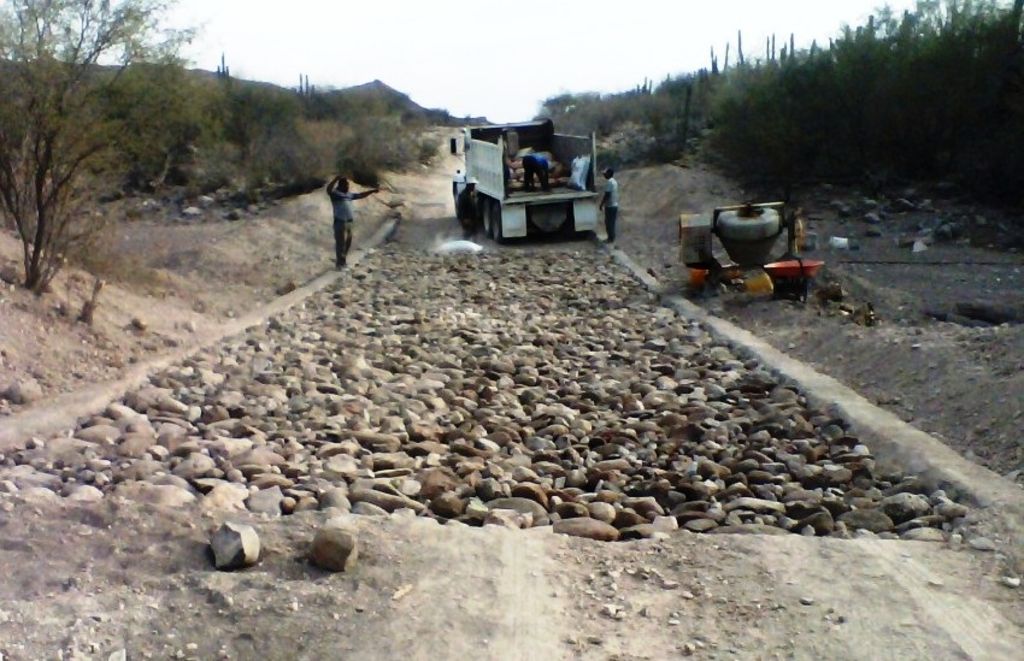 Deficiente. Los daños que dejó la tormenta en los caminos de Baja California no han sido reparados.