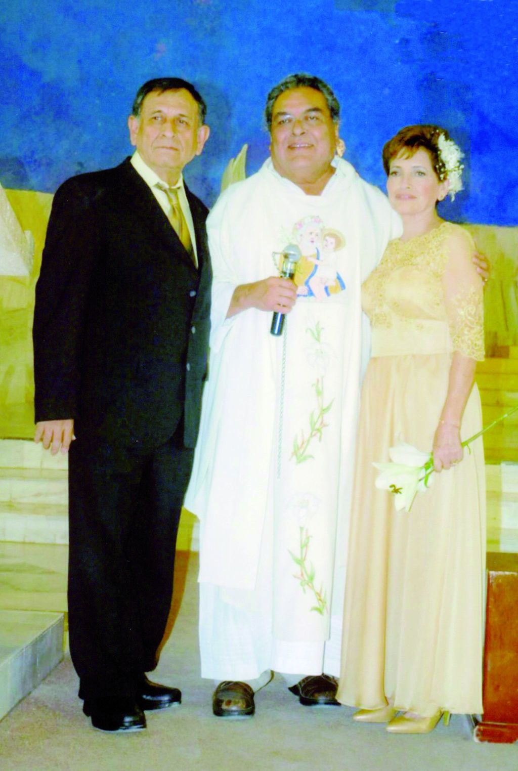 La feliz pareja acompañada del Pbro. Gerardo Zataráin.
