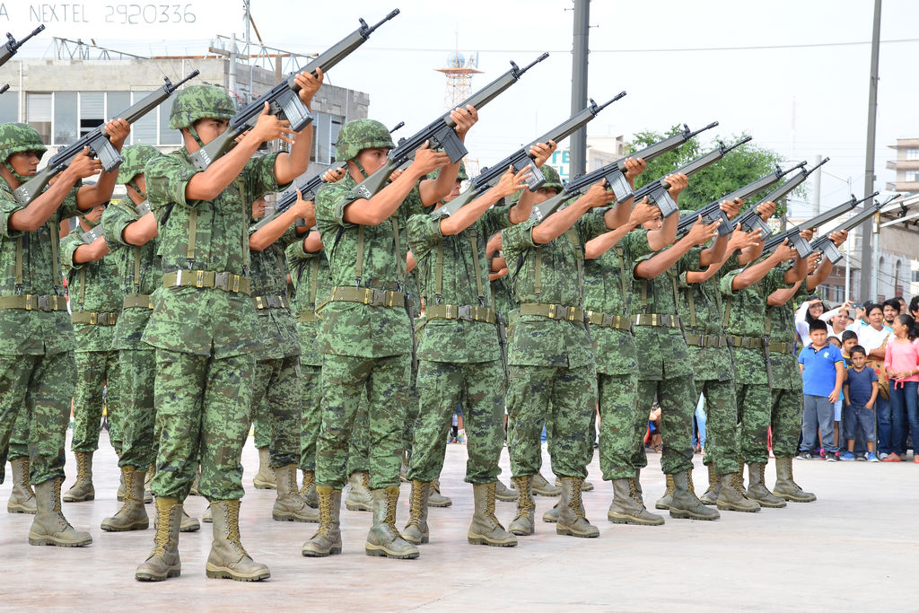 Para finalizar un grupo de militares ofreció un disparo de salva de fusilería por los Niños Héroes. (Fernando Compeán)