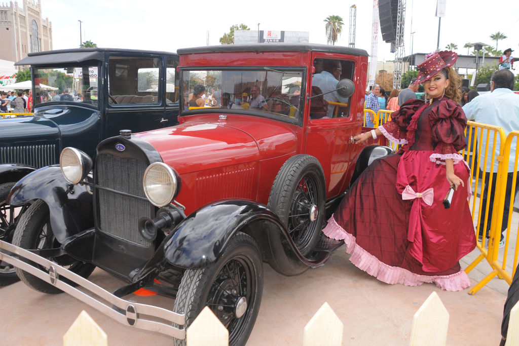 Clásicos. Desde los primeros autos que se fabricaron, hasta los más modernos, participaron en el desfile y exhibición. (EL SIGLO DE TORREÓN)