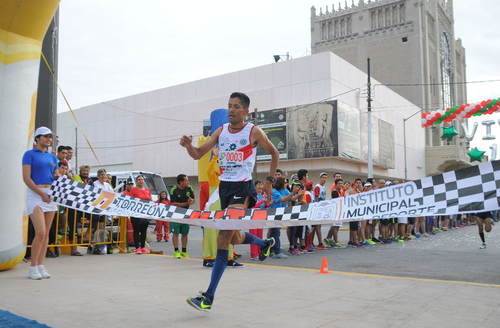 El zacatecano Juan Carlos Romero fue el primero en cruzar la meta dentro de la modalidad de 10K para corredores Elite. Con cupo lleno corren la 5 y 10K UAC - Viva Torreón