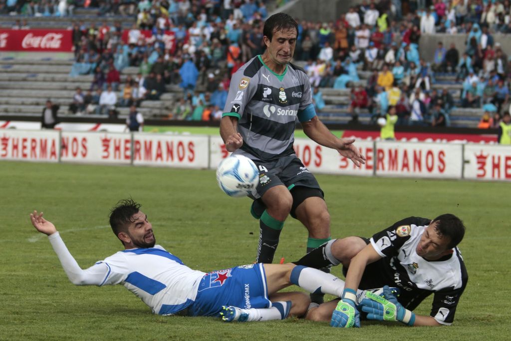 Agustín Marchesín tuvo una valiente salida en los minutos finales del encuentro para evitar el gol del Puebla. (Notimex)