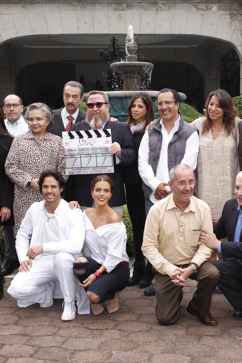 José Ron y Claudia Álvarez, que forman parte del elenco de “Simplemente María”, dan el claquetazo por el inicio de las grabaciones de la telenovela, el lunes 14 de septiembre de 2015. 