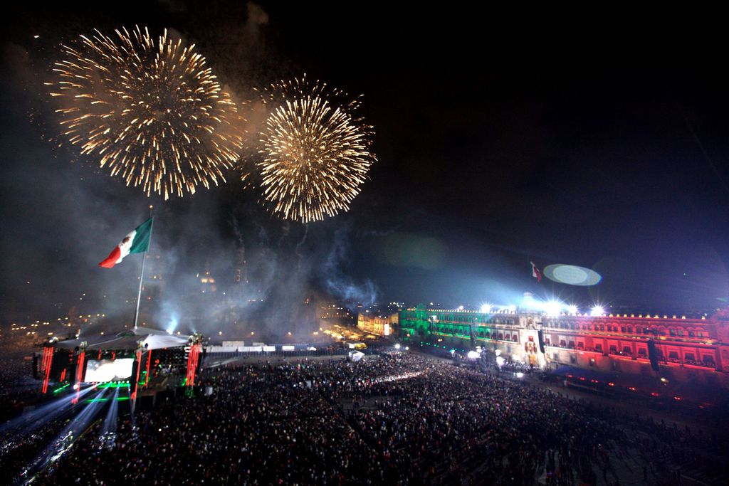 Miles presencia Grito de Independencia en el Zócalo