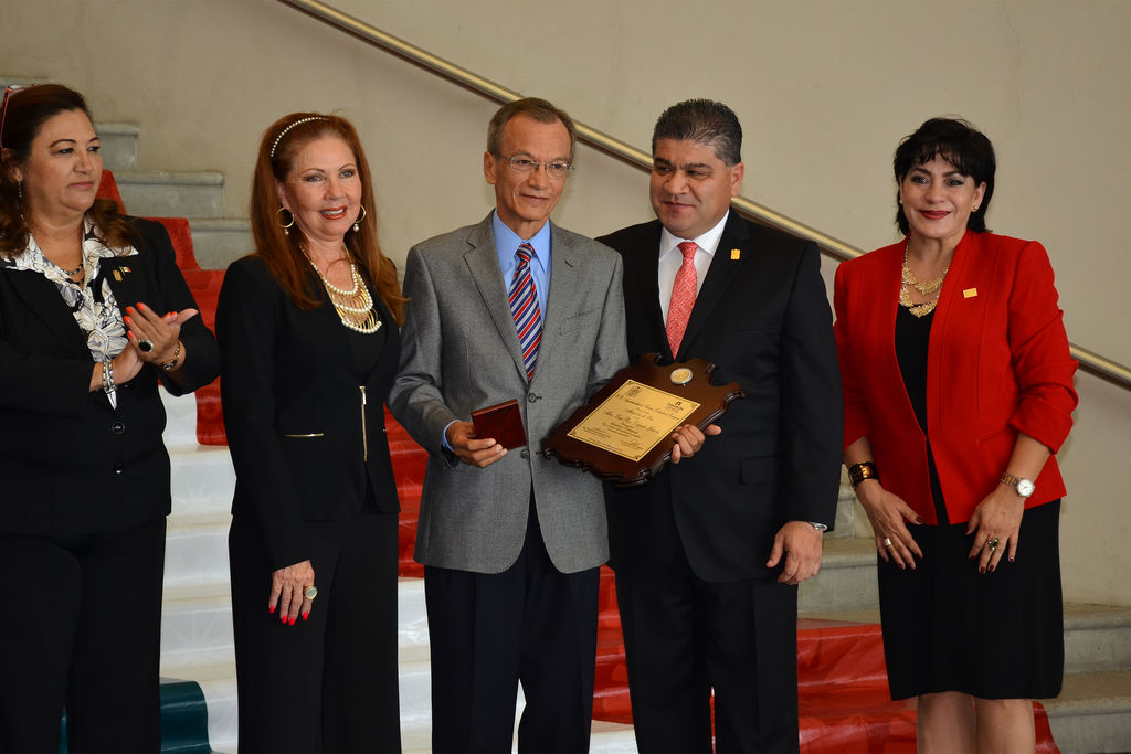 Reconocimiento. Luis Rey Delgado, de grupo Lala, recibió la Medalla de Oro por parte del alcalde Miguel Riquelme.