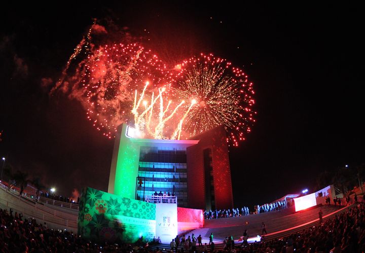 Festejo. El alcalde y su familia encabezaron 'El Grito' de Independencia en la Plaza Mayor de Torreón.