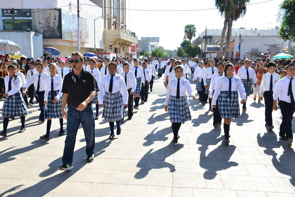 En el desfile por el 205 Aniversario de la Independencia de México participaron 45 instituciones educativas. (Fernando Compeán)