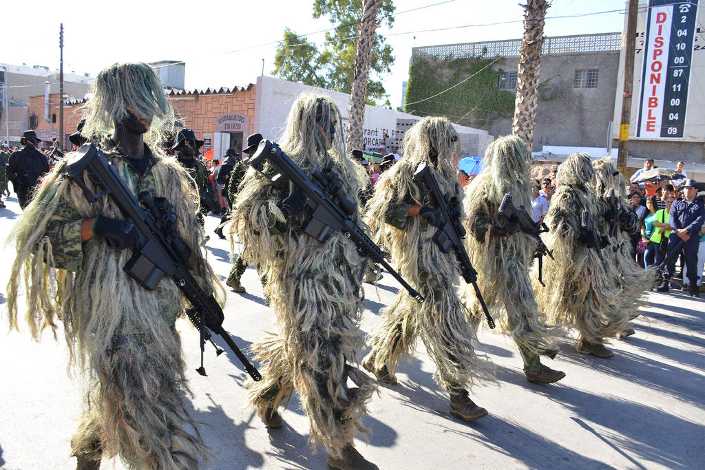 El Ejército Mexicano lució una gran variedad de uniformes durante el desfile de ayer. (Fernando Compeán)