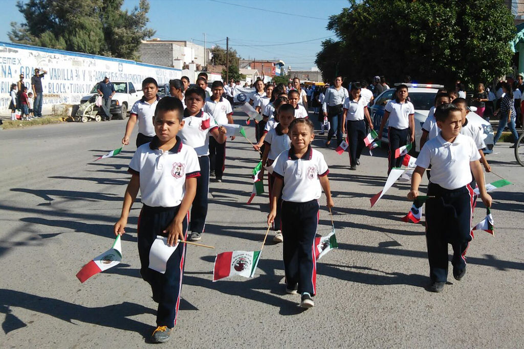 Tradición. Cada año los alumnos de primaria y secundaria integran el contingente del desfile de la Independencia. (EL SIGLO DE TORREÓN)