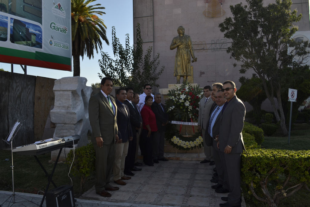 Homenaje. Colocan ofrenda floral y montan guardia de honor en el monumento a Miguel Hidalgo. (EL SIGLO DE TORREÓN)