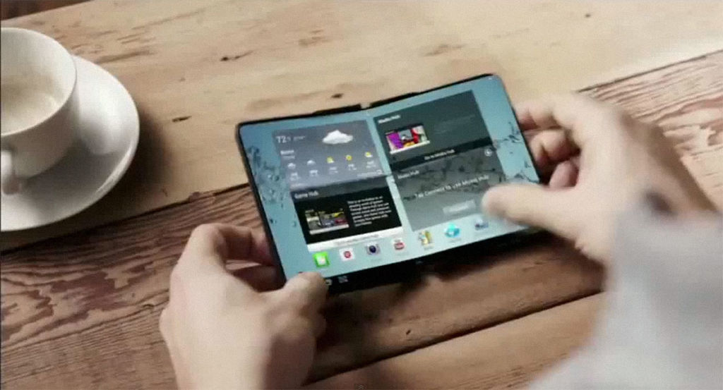 La firma podría lanzar un smartphone con una pantalla flexible el próximo enero, no por tener una mala calidad, sino porque el diseño así lo requiere. (INTERNET)