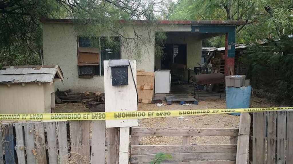 Roberto Valadez, originario de Torreón, fue encontrado envuelto en colchas al interior del baño, donde presuntamente se hallaron rastros de sangre.
