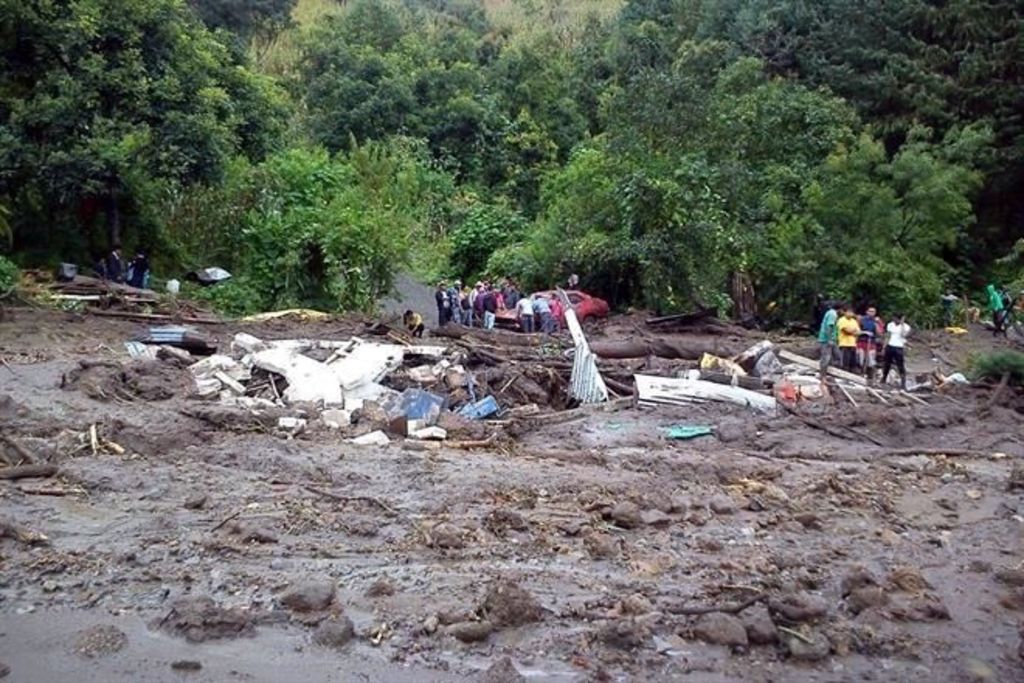 En Calcahualco, Veracruz, las lluvias provocaron un deslave que sepultó una casa, en la que murieron seis integrantes de una familia. (TWITTER)