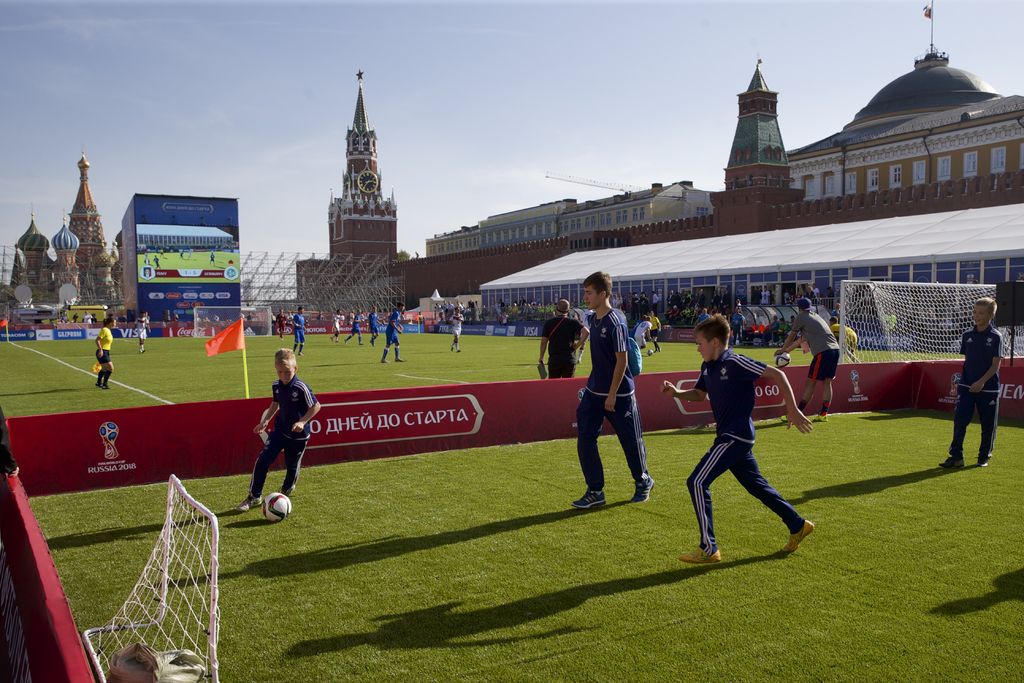 Cerca de la Plaza Roja se realizó el evento para conmemorar los mil días antes de la Copa Mundial Rusia. (EFE)