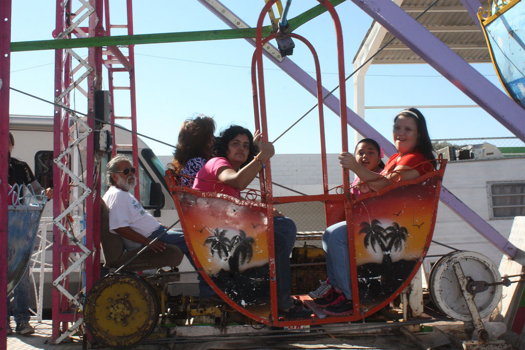 Paseo. Los niños disfrutaron de los juegos mecánicos. (MARY VÁZQUEZ)