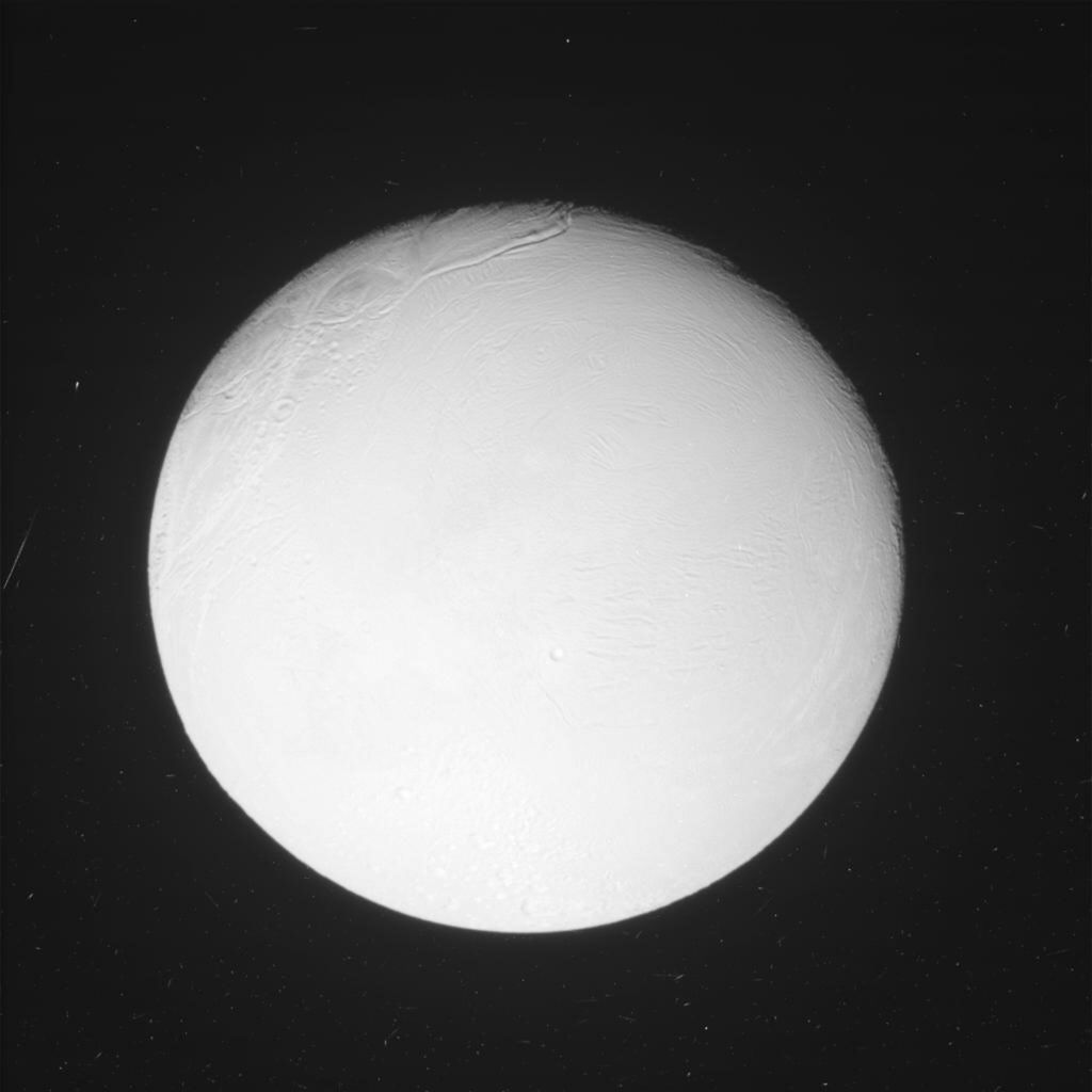 El descubrimiento, realizado por la sonda Cassini, también detectó vapor de agua, partículas de hielo y moléculas orgánicas que provenían de fracturas de la superficie del polo sur. (ARCHIVO)