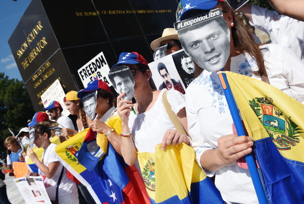 Juntos. Con carteles y máscaras de presos políticos en Venezuela, venezolanos protestan pacíficamente  en Estados Unidos.