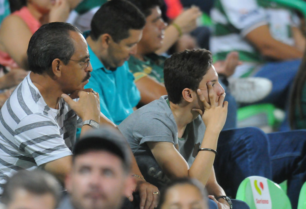 Desesperación e incredulidad se vio ayer en la tribuna del estadio Corona tras la quinta derrota del equipo en casa. (Jesús Galindo)