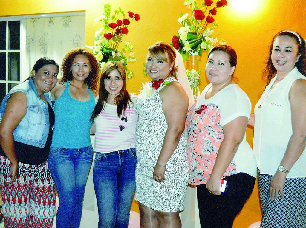 Acompañaron a la novia en este día tan importante: Martha Ivonne Valenzuela, Stephany Ortiz, Cecil Minaya, Samantha Vélez y Elisa Rivas.
