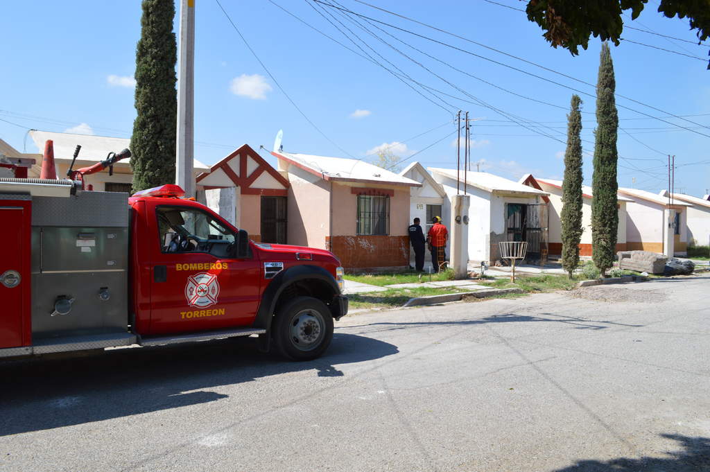 Bomberos y policías municipales acudieron a la vivienda. (El Siglo de Torreón)