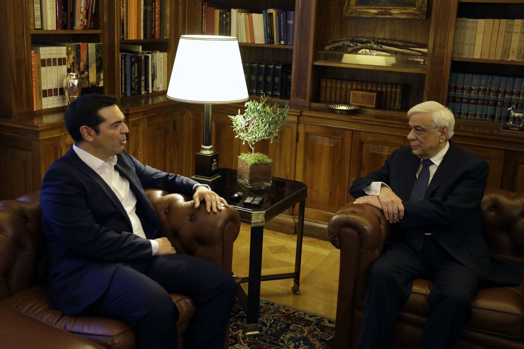 Pavlópulos y Tsipras firmaron el decreto de nombramiento y posaron ante las cámaras, antes de abandonar la sala en la que se celebró el breve acto. (AP)