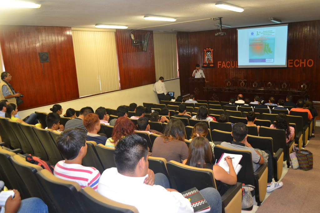 La inauguración se efectuó en el auditorio de la Facultad de Derecho ante alumnos de la misma y miembros del Comité Municipal Contra las Adicciones (COMCA). 