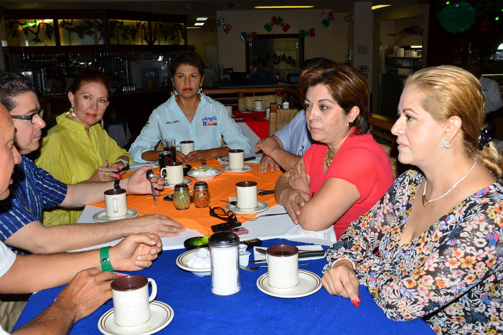 Reunión. La presidenta del PAN se reunió con regidores de la bancada panista en el Cabildo de Torreón. (Fernando Compeán)