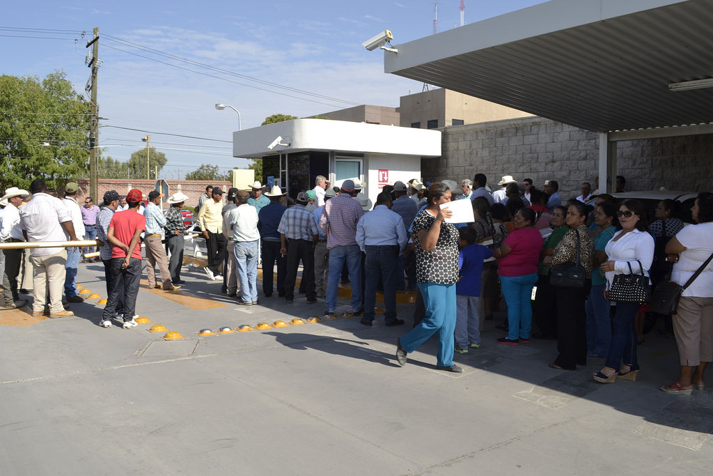 Bloqueo. Productores agrícolas de la Comarca Lagunera, acuden a la CFE en Gómez Palacio para manifestar inconformidades. (CLAUDIA LANDEROS)