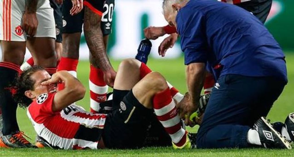 Andrés Guardado sufrió una lesión en el tobillo en el juego de la Liga de Campeones entre el PSV y el Manchester. (Internet)