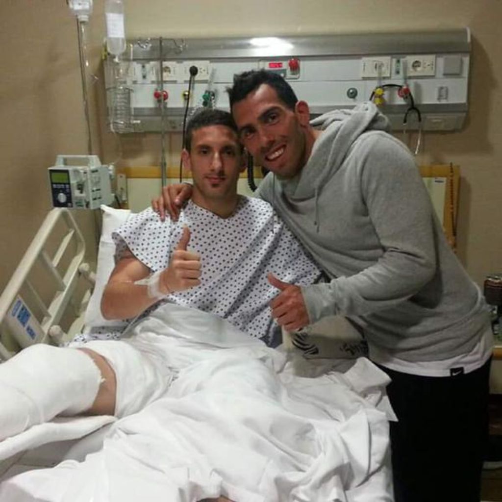 Carlos Tévez (d) visitó a Ezequiel Ham en el hospital después de que una entrada suya le fracturara el tobillo. ( Twitter)