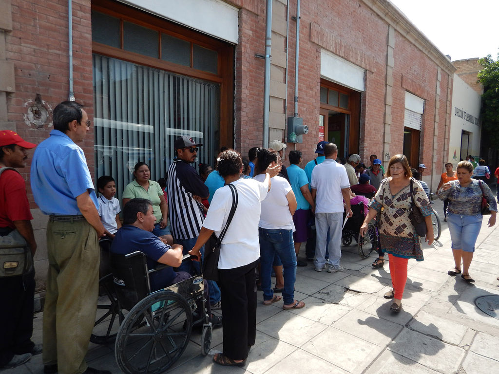 Fila. Comenzó la entrega de apoyos en Desarrollo Social de Gómez Palacio. (EL SIGLO DE TORREÓN)