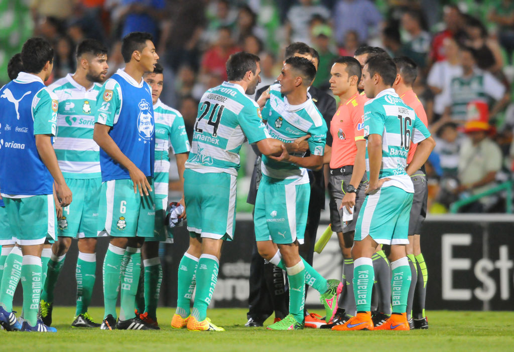 Según expresó el presidente de Santos en la Ciudad de México, el club pasa por 'una crisis profunda, fuerte y difícil'. (Jesús Galindo)