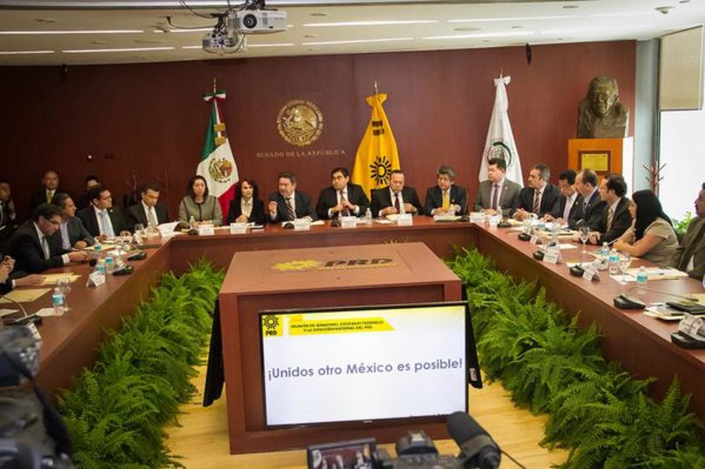  El dirigente nacional del PRD, Carlos Navarrete  se reunió  con los coordinadores parlamentarios del Senado y Diputados, al término ofrecieron una conferencia de prensa. (TWITTER)