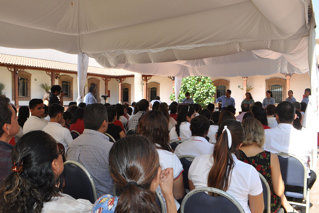 Asistencia. Ante una concurrida asistencia, de estudiantes y profesores, se presentó la revista Trayecto, en Peñoles. (FABIOLA P. CANEDO)